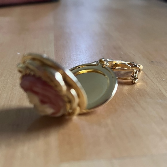 Vintage gold cameo brooch locket - Picture 3 of 5